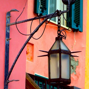 Luminaire en fer forgé sur mur rose - Italie  - collection de photos clin d'oeil, catégorie clindoeil